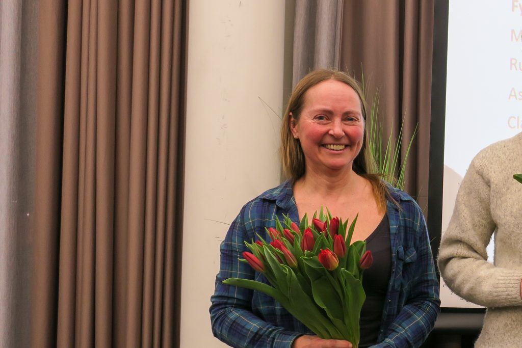 Bilde: Rannveig Kvifte Andresen med blomster etter årsmøtet 2019